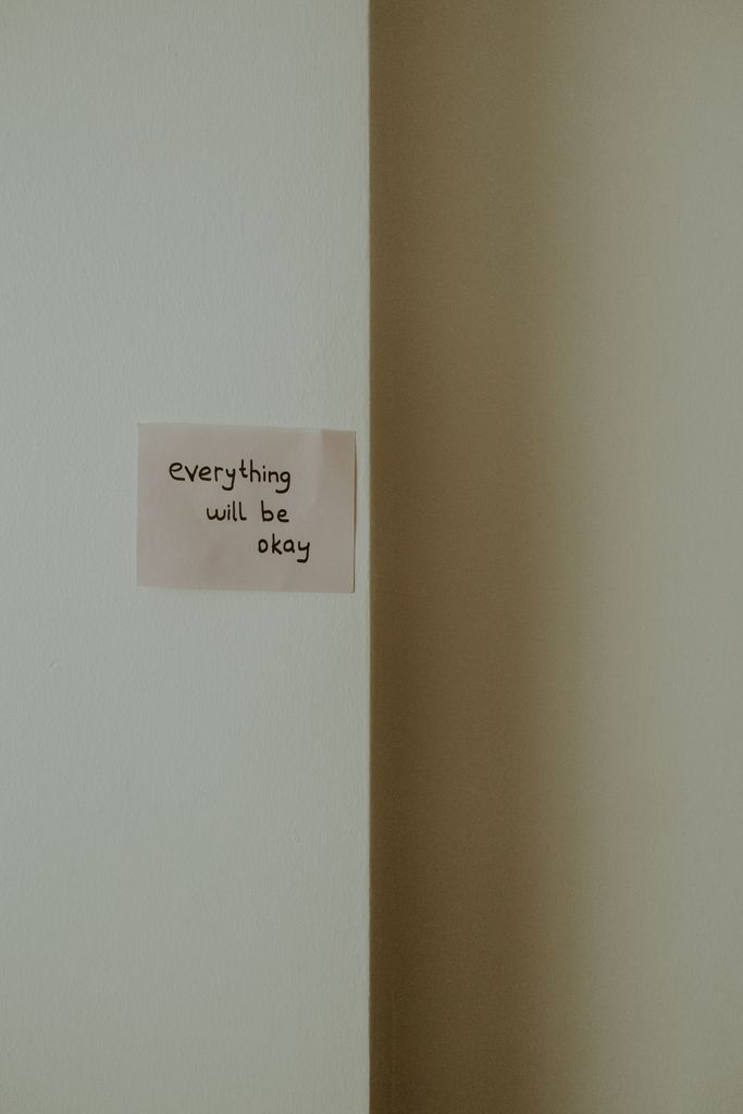 Minimalist wall with a motivational note saying 'everything will be okay' for inspiration and positivity.